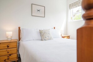 4 bedrooms, iron/ironing board, WiFi, bed sheets - Hollybank Cottage, Ufford (Ufford)