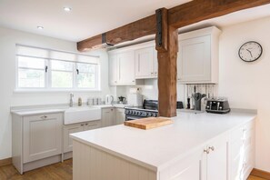 Een koelkast, een microgolfoven, een oven, een vaatwasser