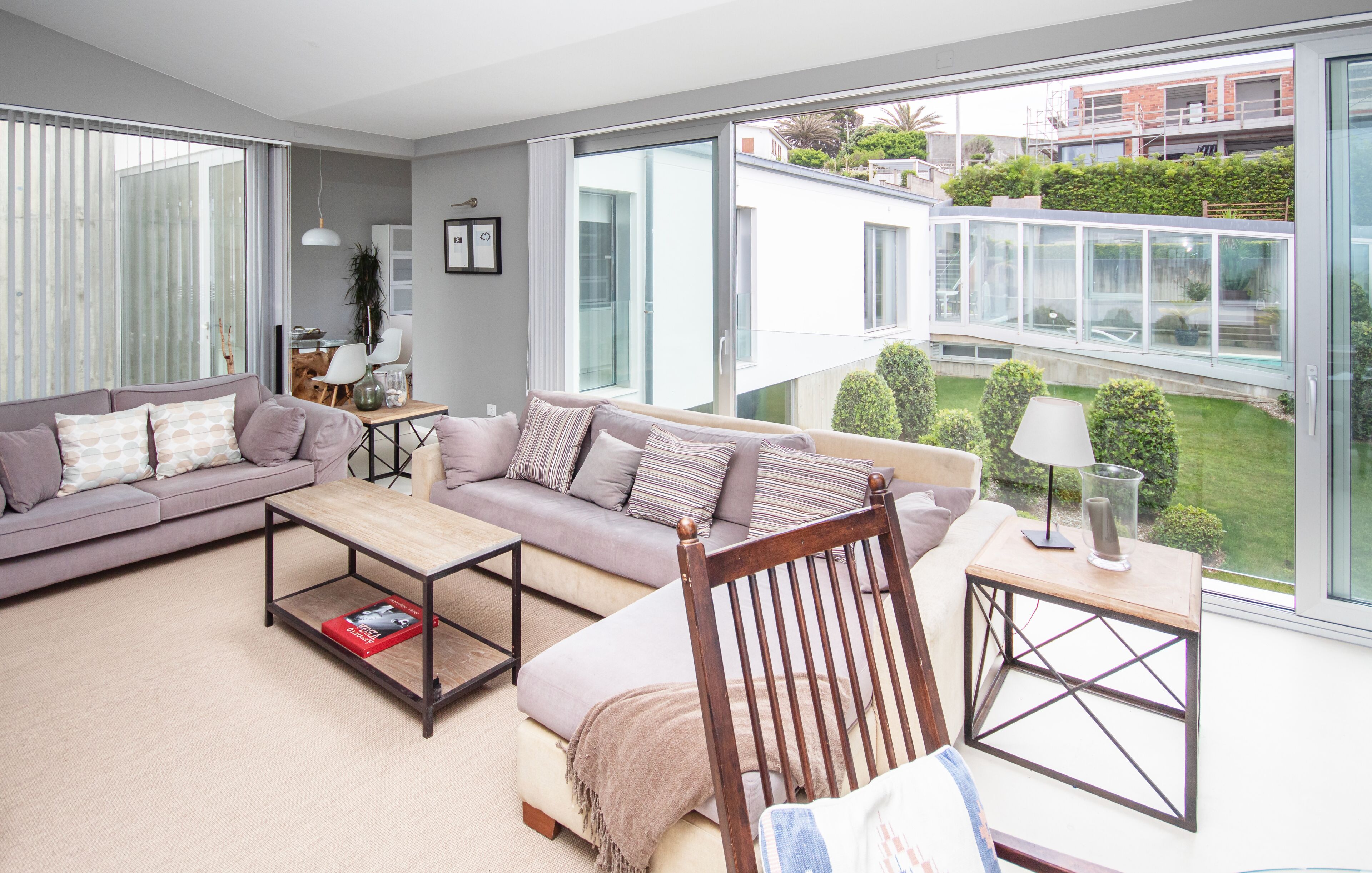 Een televisie en boeken