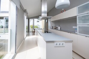 Geladeira, micro-ondas, fogão, lava-louças