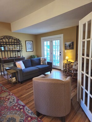 Smart TV, books - Historic Blue Ridge Farmhouse / Ideal for Families and Groups (Burnsville)