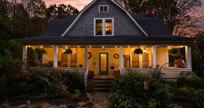 Historic Blue Ridge Farmhouse / Ideal for Families and Groups