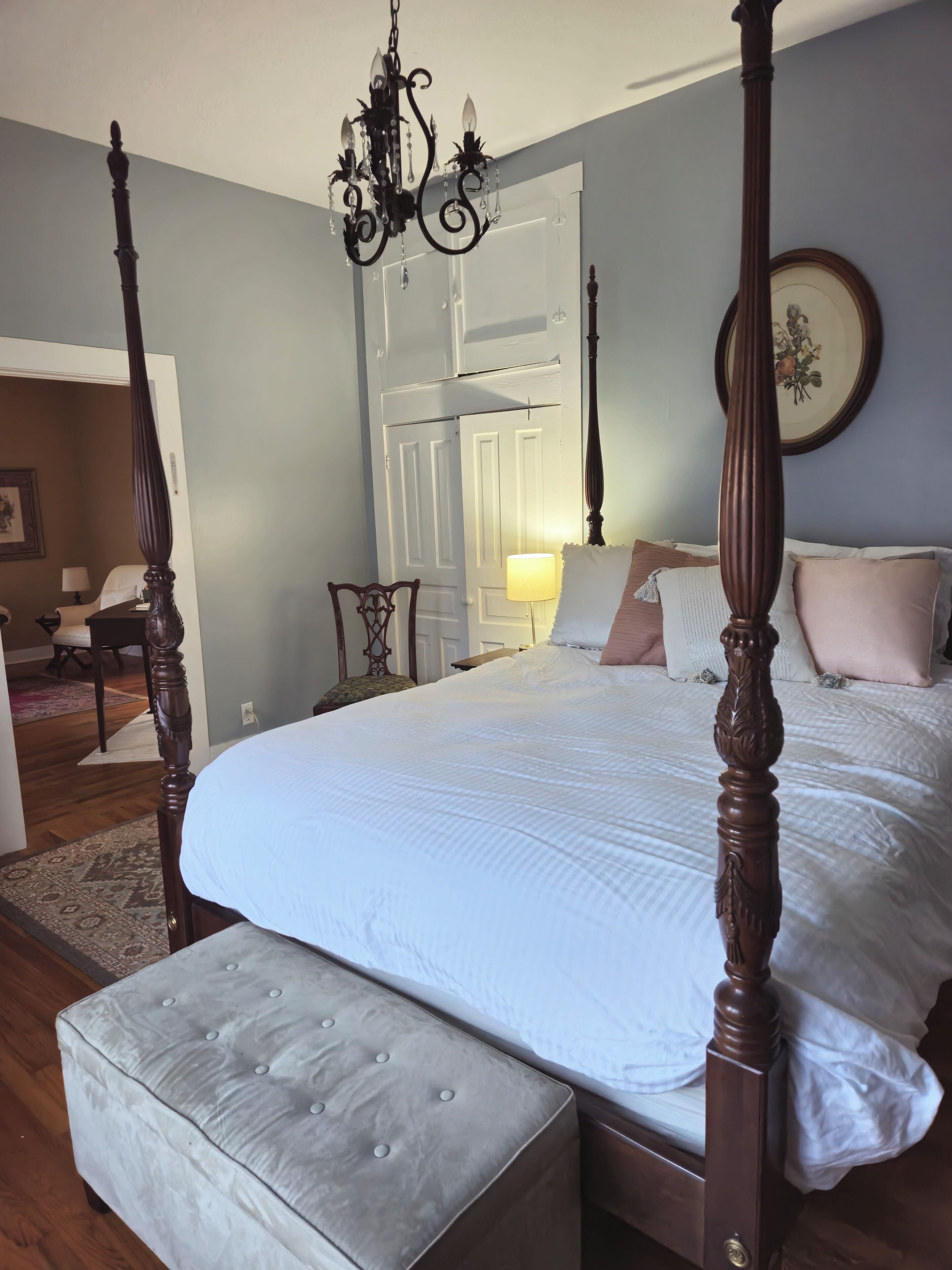 4 bedrooms, desk, iron/ironing board, WiFi (free)