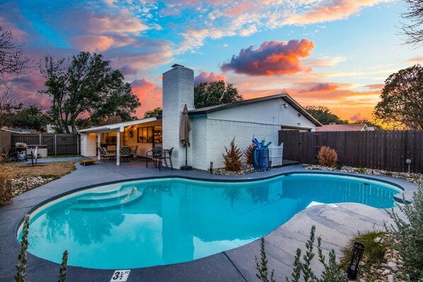 Pool - Jacuzzi & Pool House w/Game Room + Fire table near Grandscape (The Colony)