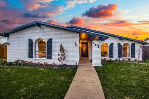 Jacuzzi & Pool House w/Game Room + Fire table near Grandscape