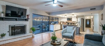 Jacuzzi & Pool House w/Game Room + Fire table near Grandscape