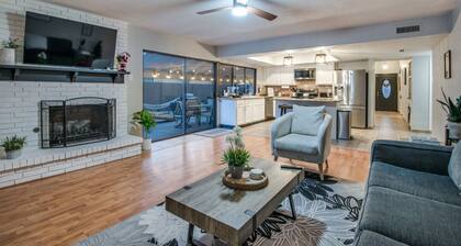 Jacuzzi & Pool House w/Game Room + Fire table near Grandscape