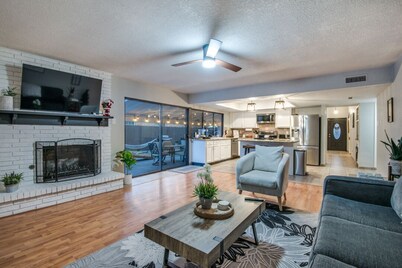 Jacuzzi & Pool House w/Game Room + Fire table near Grandscape