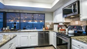 Microonde, forno, piano cottura, lavastoviglie