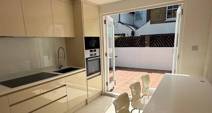 5 Bed House - Sleeps 8 - Pets - Parking - Wifi