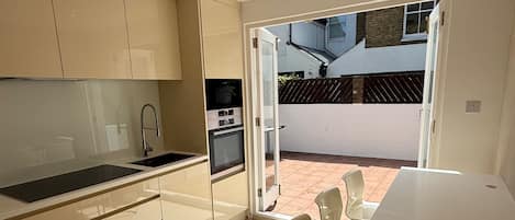 Réfrigérateur, four à micro-ondes, un four, surface de cuisson