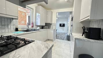 Kühlschrank, Mikrowelle, Ofen, Geschirrspüler