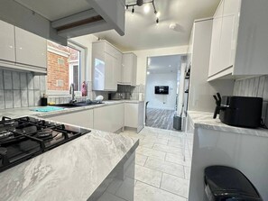 Réfrigérateur, micro-ondes, four, lave-vaisselle