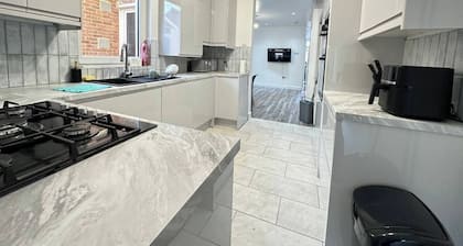 Southsea 4-Bed Seaside Retreat- Sleeps 11 & Garden