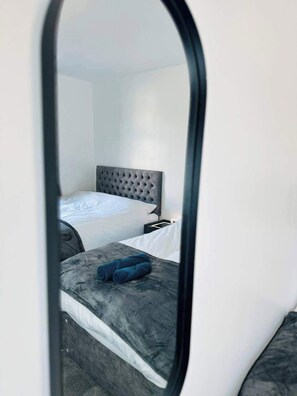 4 bedrooms, iron/ironing board, WiFi, bed sheets