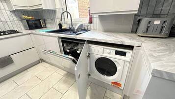 Kühlschrank, Mikrowelle, Ofen, Geschirrspüler