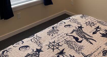 2 BR 1 Bath w/Full Kitchen Large Apartment in enjoyable Ellsworth with AC, WiFi