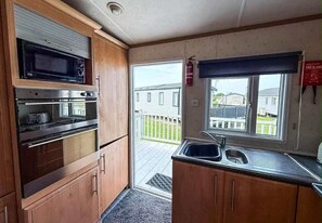 Een koelkast, een magnetron, een oven, een kookplaat