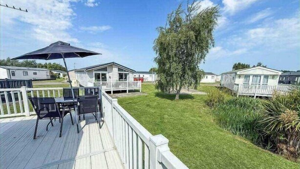 Outdoor dining - Super 2 bed 6 berth caravan pets go free (Hunstanton)