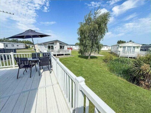 Super 2 bed 6 berth caravan pets go free