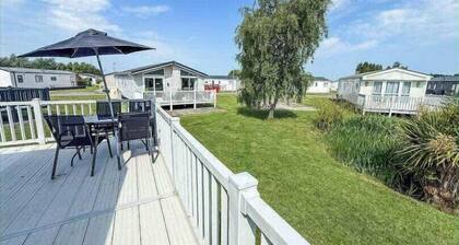 Super 2 bed 6 berth caravan pets go free