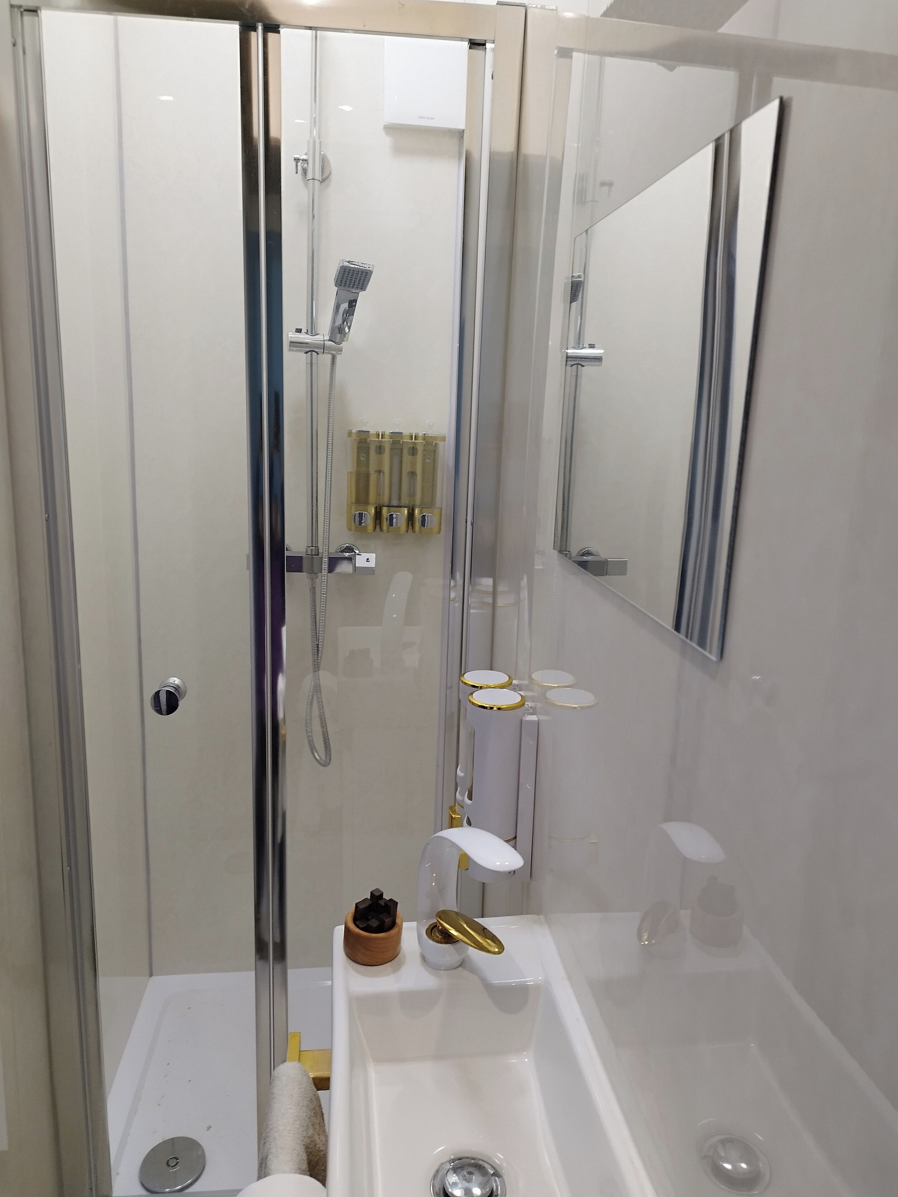 Douche, séchoir à cheveux, serviettes fournies