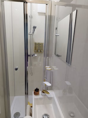 Shower, hair dryer, towels - Central Studio - Wifi, Garden, Transport Links (London)