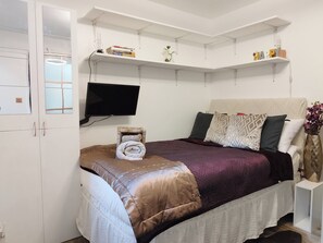 Iron/ironing board, WiFi, bed sheets, wheelchair access