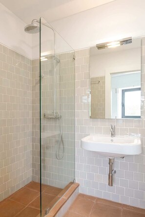 Een douche, een haardroger, handdoeken, shampoo