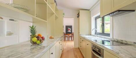 Kjøleskap, mikrobølgeovn, ovn og kokeplater