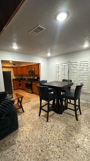 Dining - Spacious 5-bedroom house with AC, WiFi in awesome Houston (Houston)