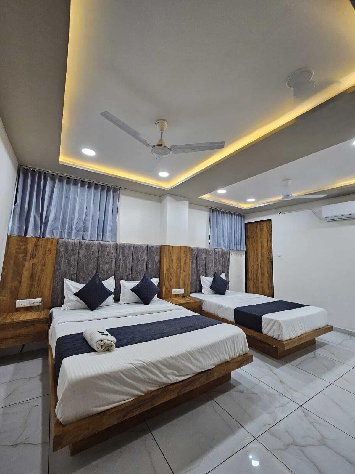 高级三人房 | 笔记本电脑工作区、免费 WiFi