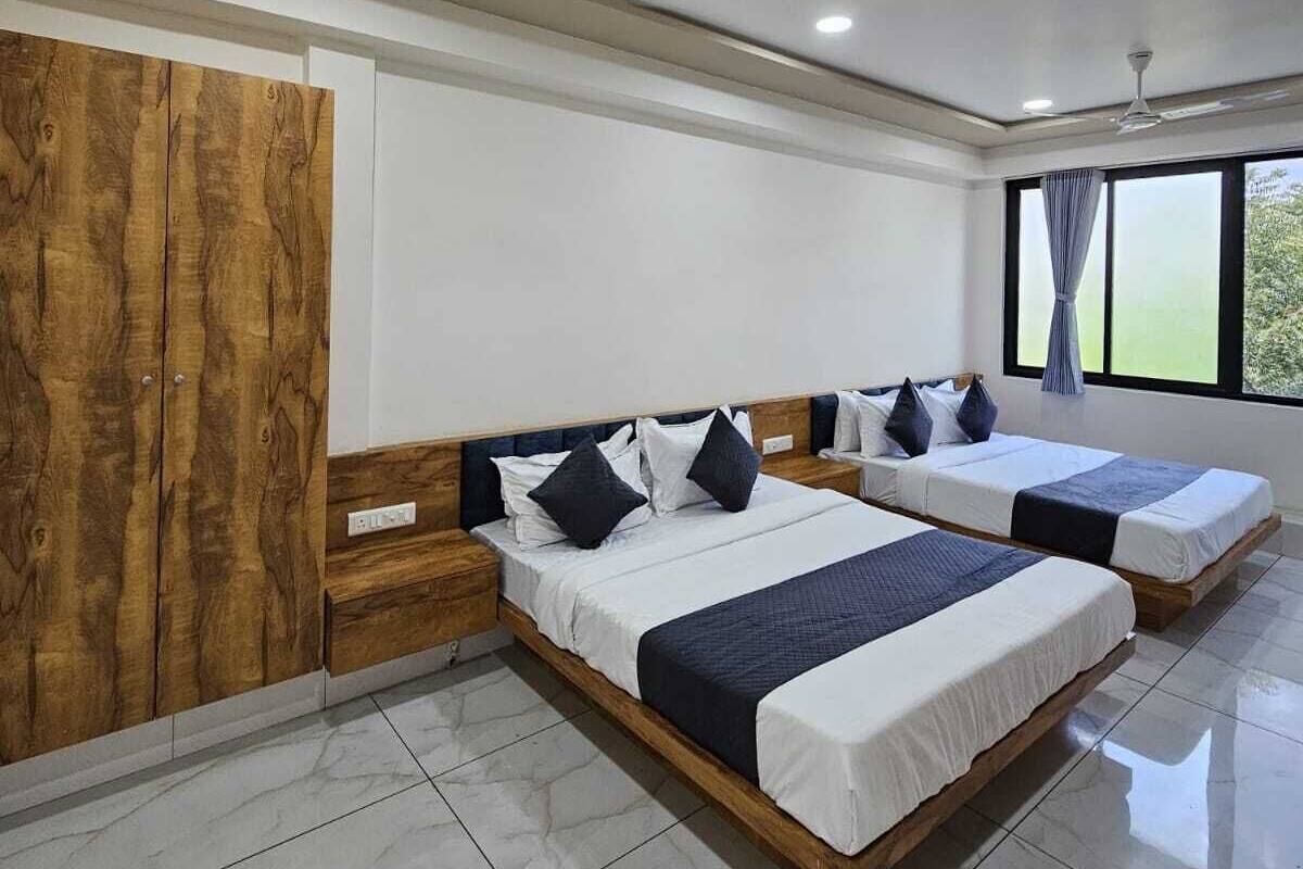 Laptop workspace, free WiFi, bed sheets