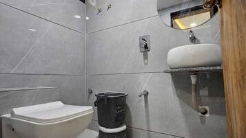 Een douche, handdoeken, zeep, shampoo