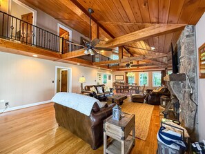 Smart-TV, Kamin, Arbeitsbereiche