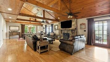 Een smart-tv, een open haard en een kantoor