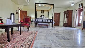 Suite | Minibar, caja de seguridad en la habitación y escritorio