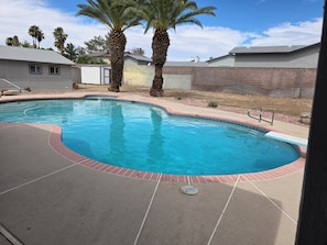 Utendørsbasseng og et oppvarmet basseng