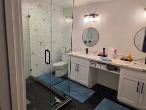 Dusj, hårføner, håndklær og såpe