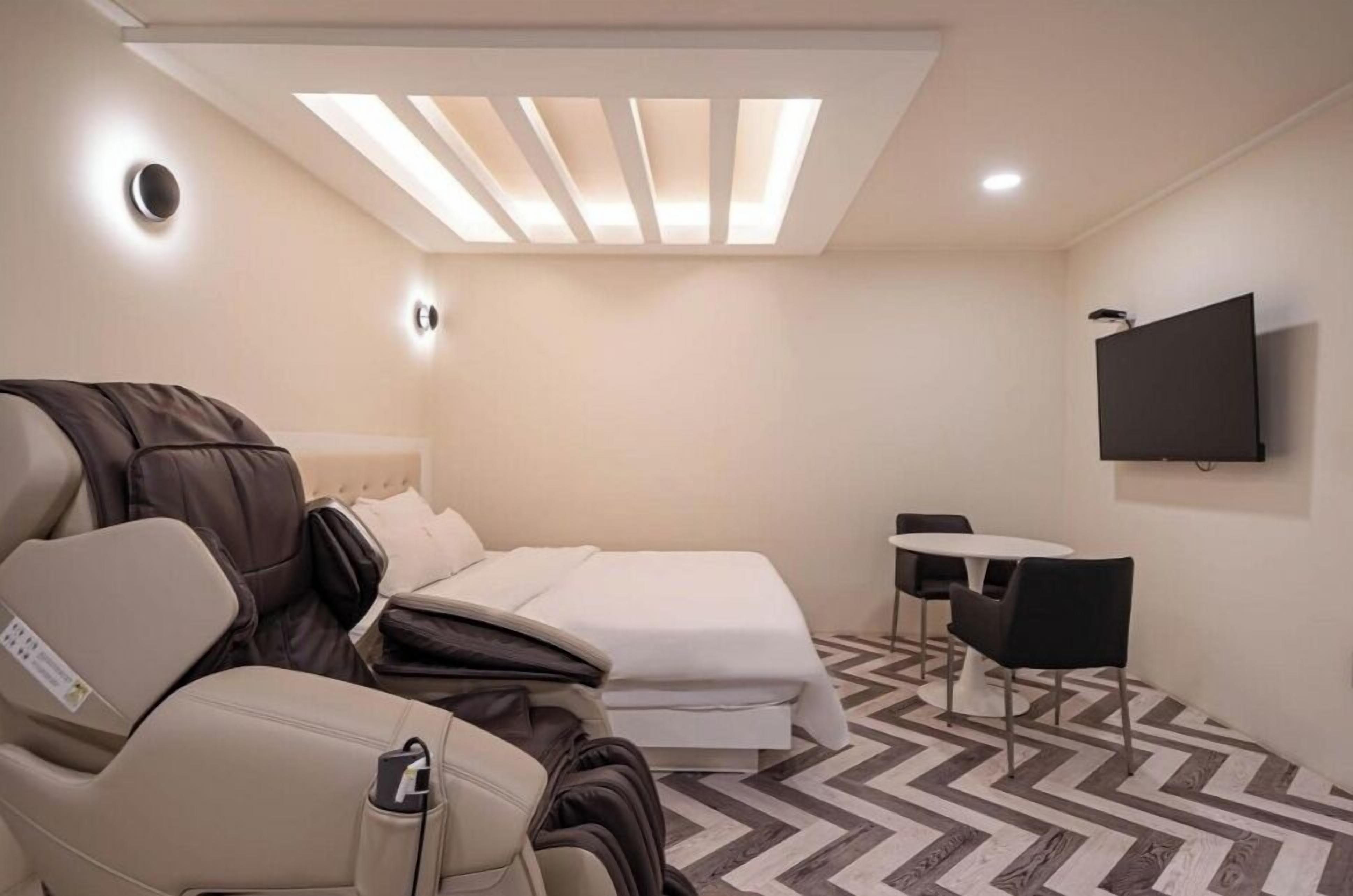 Royal Double Room | Premium bedding, down comforters, individually decorated, desk