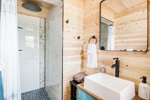 Shower, hair dryer, towels - Modern Twin Cabin on Lake Charlevoix, Boat Rentals (BOYNE CITY)