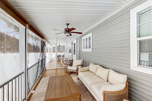 Riverfront, dog-friendly, mountain views, a/c, deck, ski nearby, gas stove, w/d