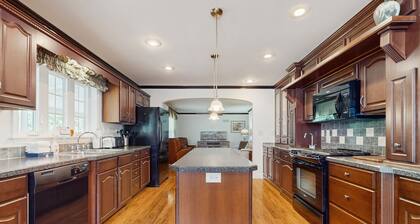 Riverfront house, dog-friendly, mountain views, a/c, porch, deck, gas stove, w/d