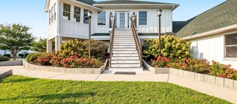 Mallard Lakes condo w/community pool, tennis & basketball court