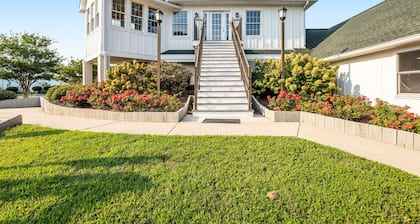 Mallard Lakes condo w/community pool, tennis & basketball court