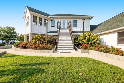 Mallard Lakes condo w/community pool, tennis & basketball court