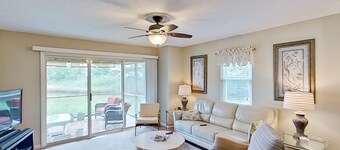 Mallard Lakes condo w/community pool, tennis & basketball court