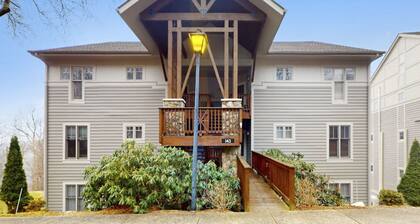 Upscale Retreat with 2 en suite King Bedrooms, WiFi, AC, Fireplace, easy escape