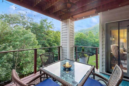 Cozy Mountain View Retreat -Upscale Stay w/2 En-Suite King Bds, WiFi & Fireplace