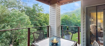 Cozy Mountain View Retreat -Upscale Stay w/2 En-Suite King Bds, WiFi & Fireplace